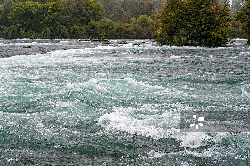 美国加拿大边境，湍急奔流的尼亚加拉河图片素材