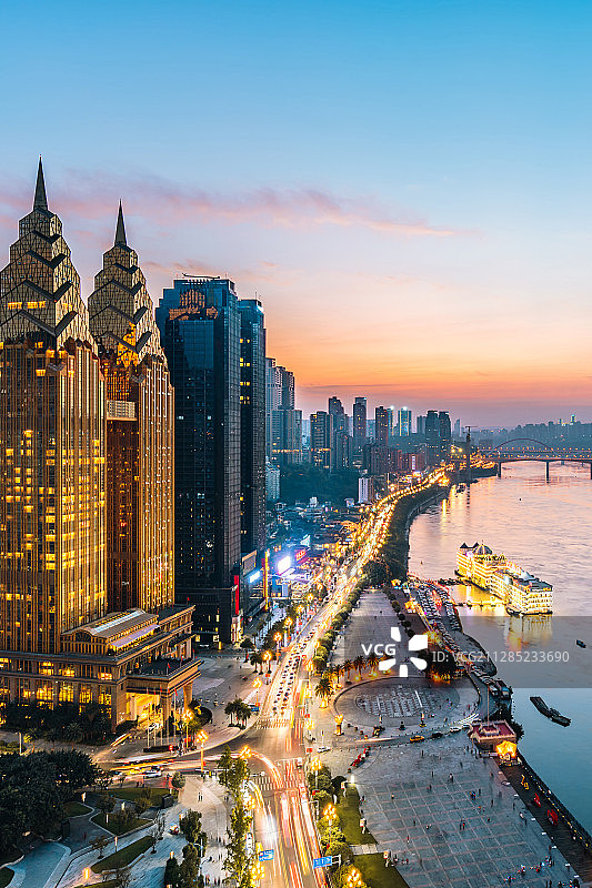 中国重庆长江沿岸金色喜来登高楼高视角夜景风光图片素材