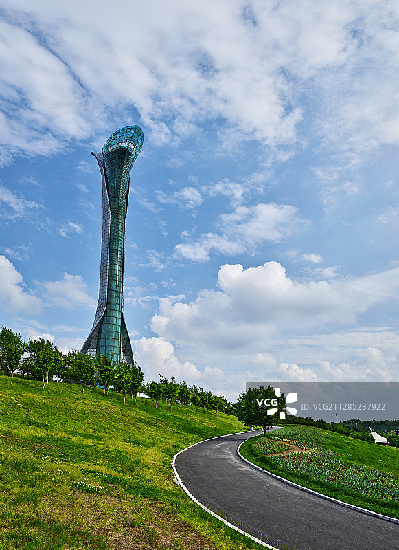沈阳世博园 百合塔与坡地小路图片素材