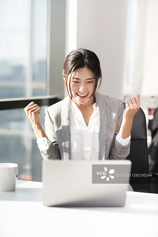 兴奋的年轻商务女子图片素材