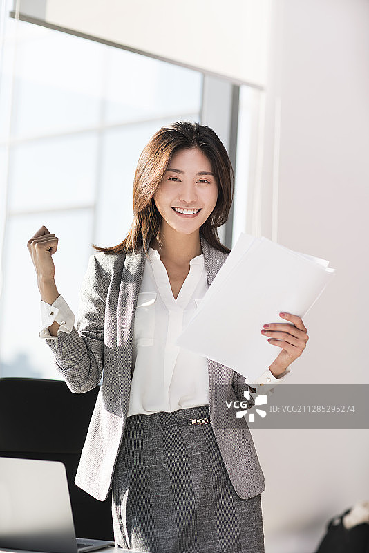 年轻白领女子查看文件图片素材