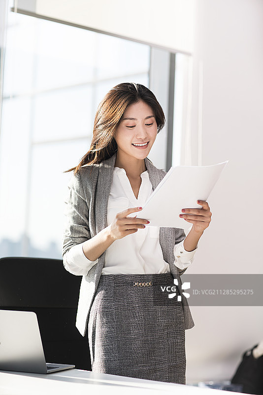 年轻白领女子查看文件图片素材