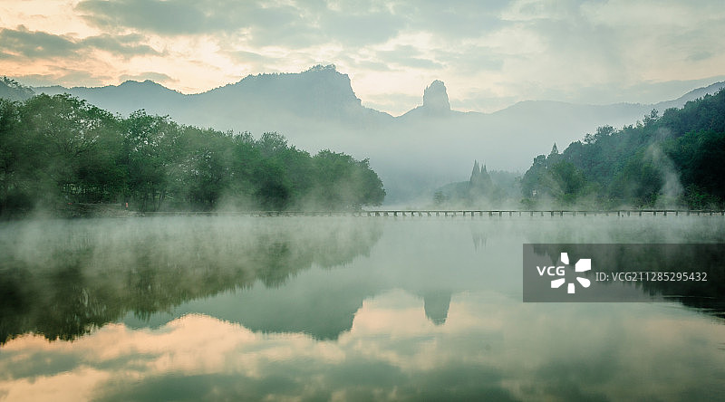 鼎湖峰与石梁桥图片素材
