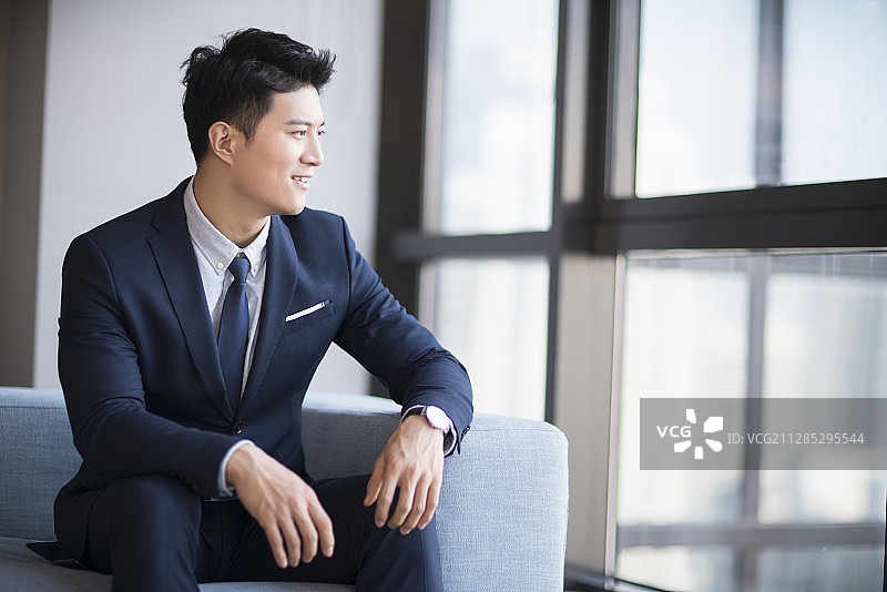 成功年轻商务男士肖像图片素材