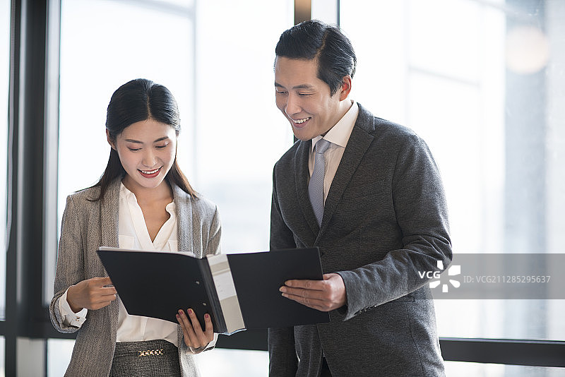 商务人士讨论工作图片素材