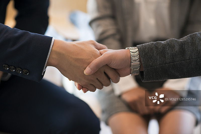商务人士握手图片素材