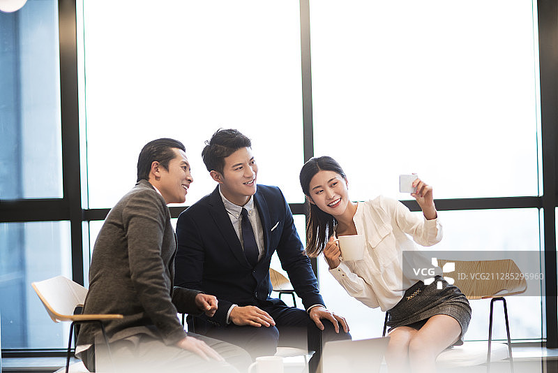 商务人士使用智能手机视频图片素材