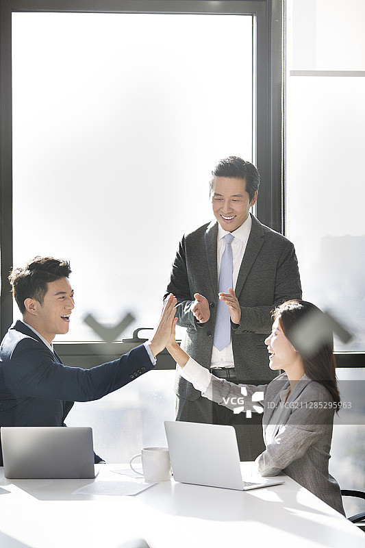 商务人士会议室庆祝图片素材