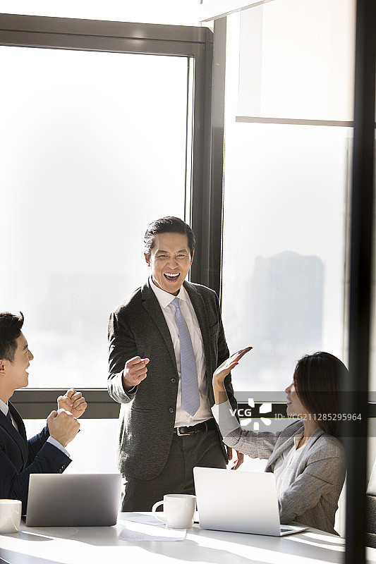 商务人士会议室庆祝图片素材