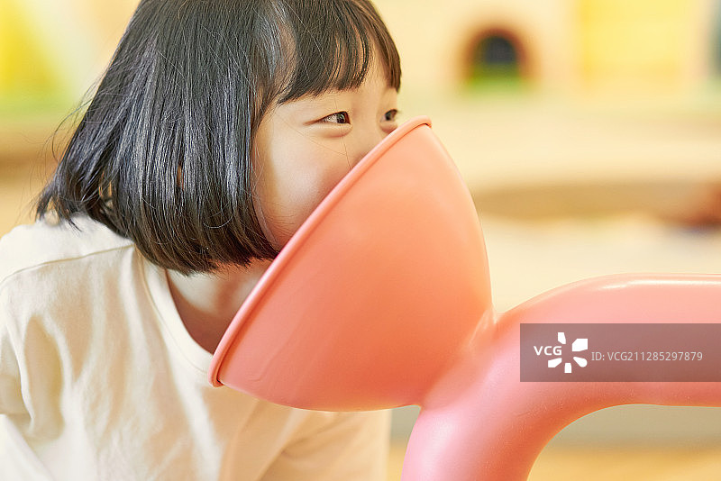 儿童咖啡厅，儿童，教育，幼儿园，专注，交谈图片素材