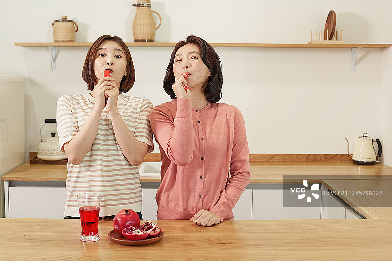 女儿、妈妈、石榴、健康食品图片素材