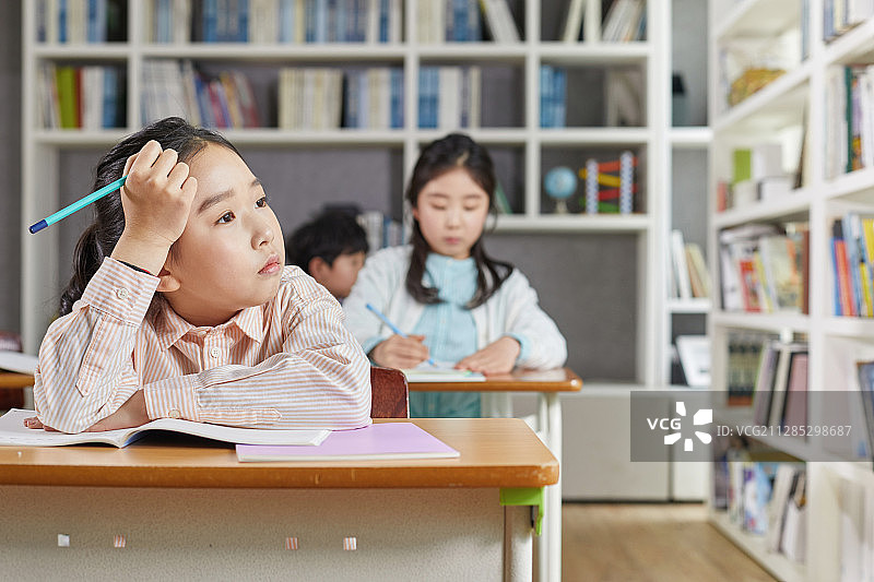 教室、校园生活、儿童、小学教育图片素材