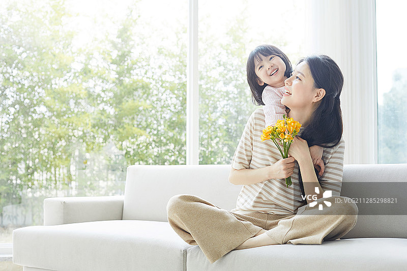 母亲女儿鲜花母亲节微笑图片素材