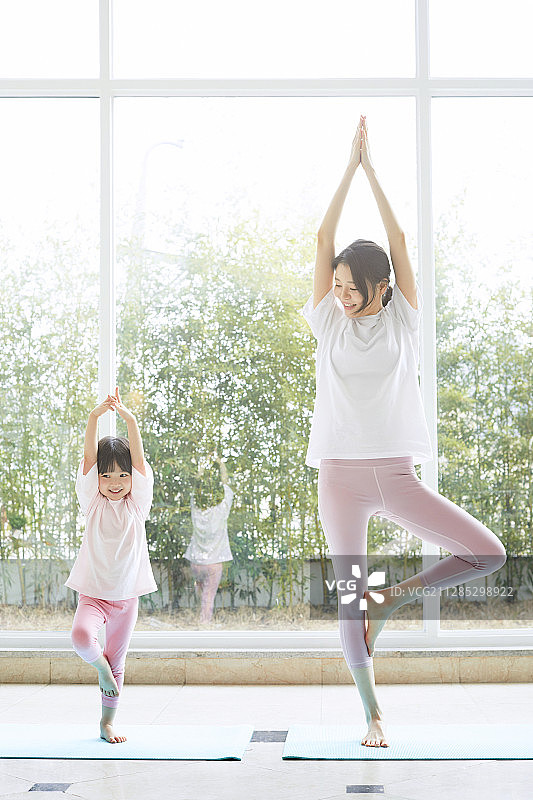 客厅、女儿、妈妈、瑜伽、在一起、微笑、明媚的表情图片素材