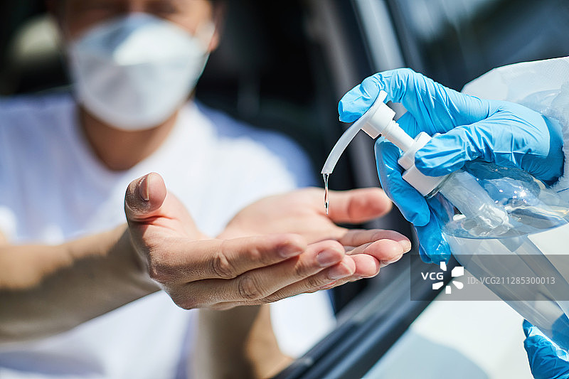 新冠疫情、医生、社交距离与核酸检测图片素材