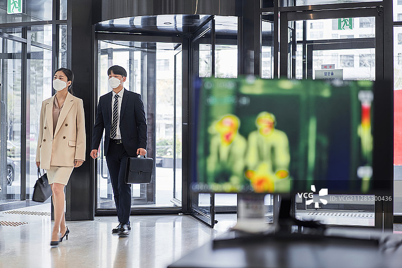 新冠肺炎：保持社交距离，战胜危机，预防疾病，热成像相机图片素材