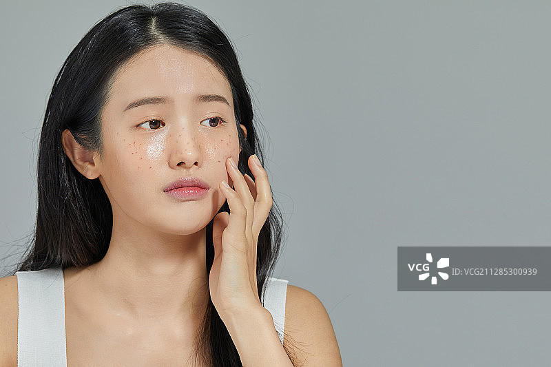 有雀斑的担忧女人图片素材