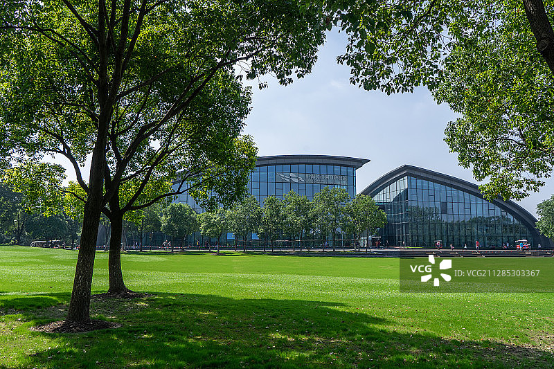 上海长江口科技馆建筑草地绿树图片素材