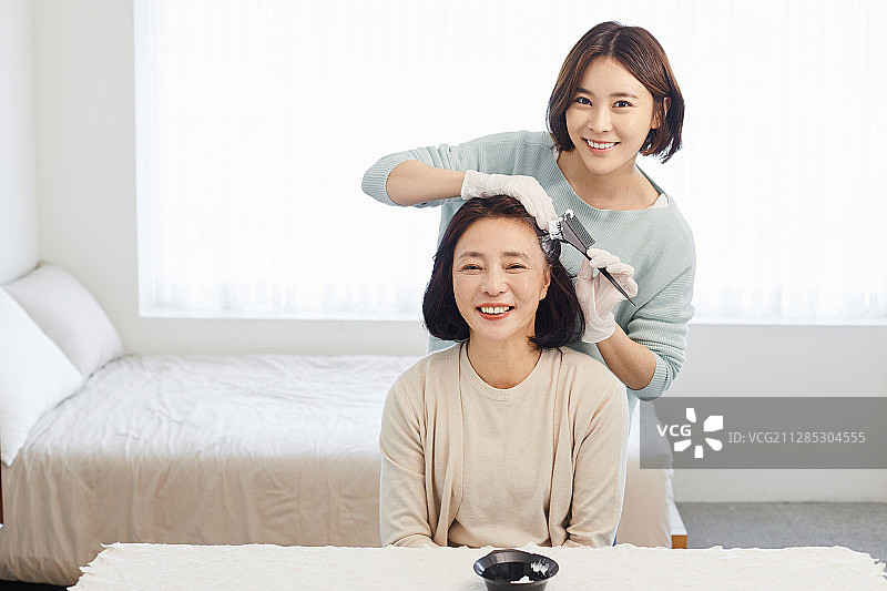 中年妇女，灰色的头发，染发，涂抹，妈妈，女儿，微笑图片素材