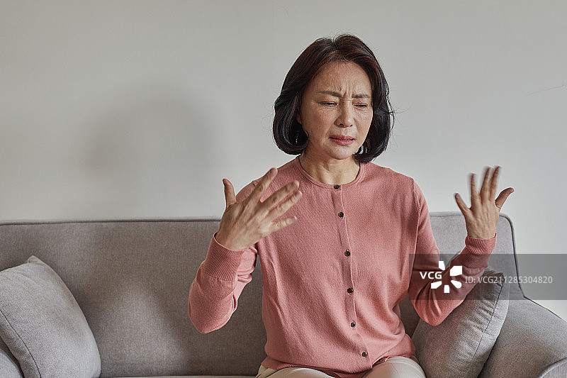 更年期中年妇女，症状，抑郁，易怒图片素材
