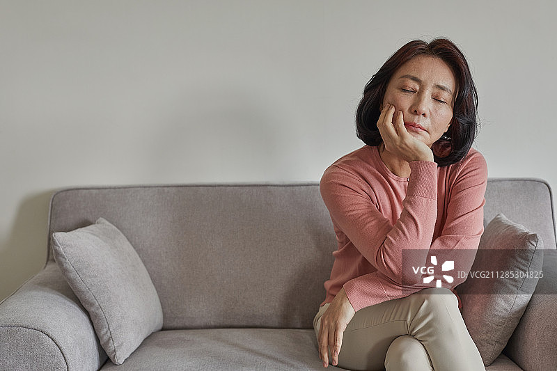 更年期、中年妇女、症状、抑郁、压力、失眠图片素材