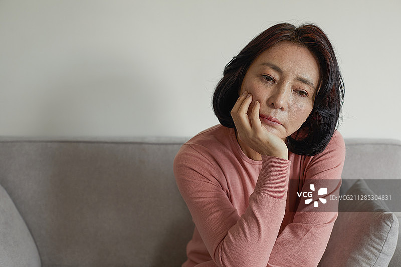 中年妇女的更年期症状：抑郁和压力图片素材