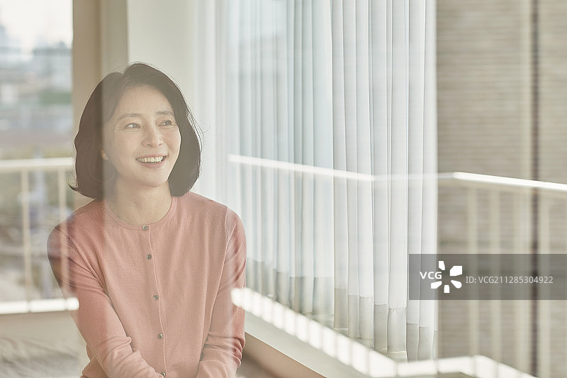 更年期，中年妇女，症状，卧室，窗户，倒影图片素材