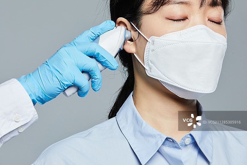 新冠病毒，感冒，发烧，体温计，口罩图片素材