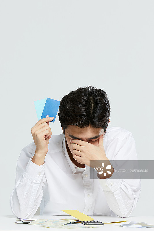 金融：过度消费、信用卡图片素材