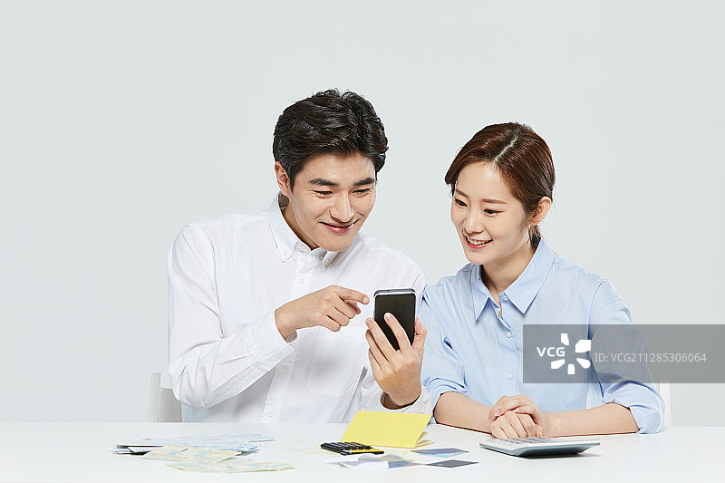 金融、工资单、过度消费、消费、智能手机图片素材