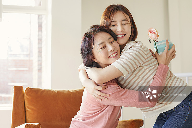 母亲节：充满微笑、幸福和爱的母女拥抱图片素材