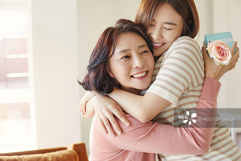 母亲节：充满微笑、幸福和爱的母女拥抱图片素材