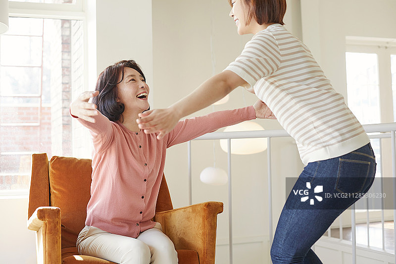 母亲节：充满微笑、幸福和爱的母女拥抱图片素材