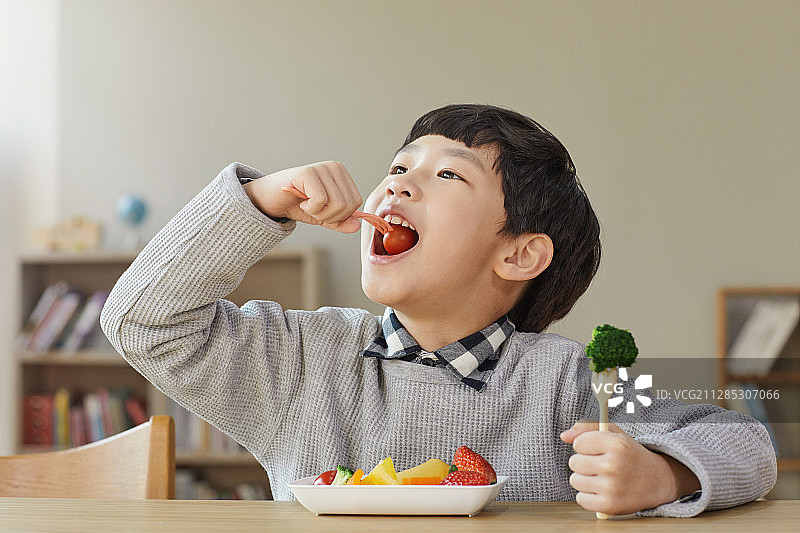 儿童：蔬菜、饮食、健康食品、微笑、享受图片素材