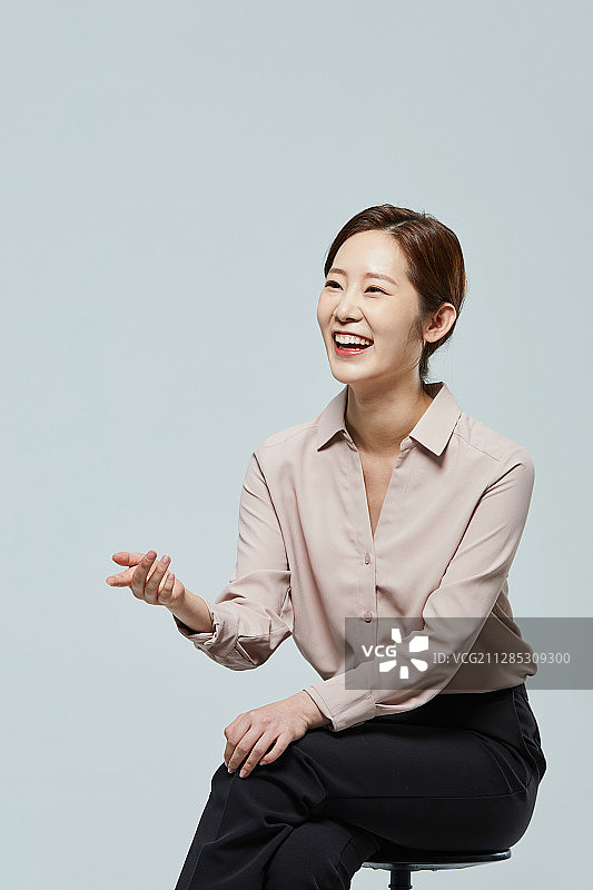 女性，商务女性，微笑，解释，交谈图片素材