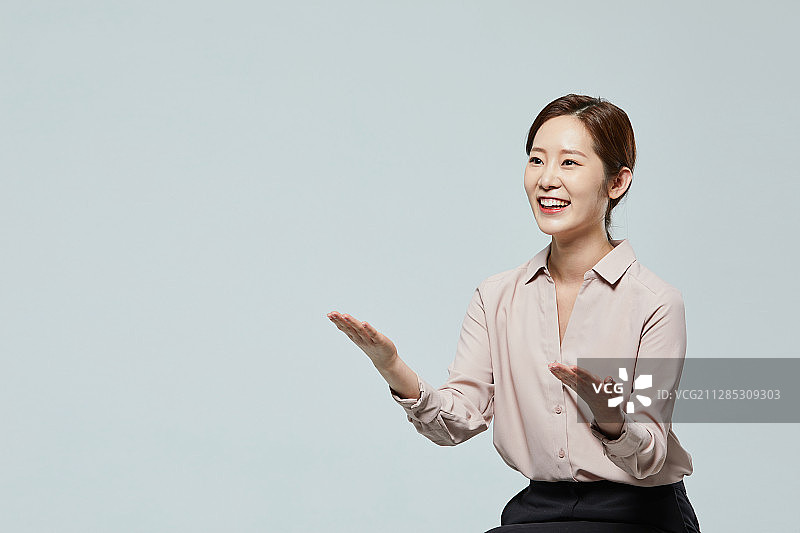 女性，商务女性，微笑，解释，交谈图片素材