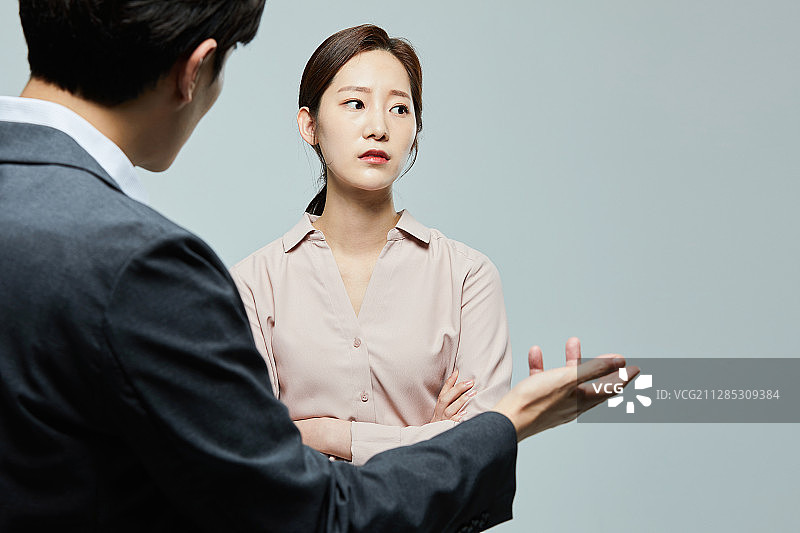 商务交谈中男人和女人因沟通问题愤怒抱怨图片素材