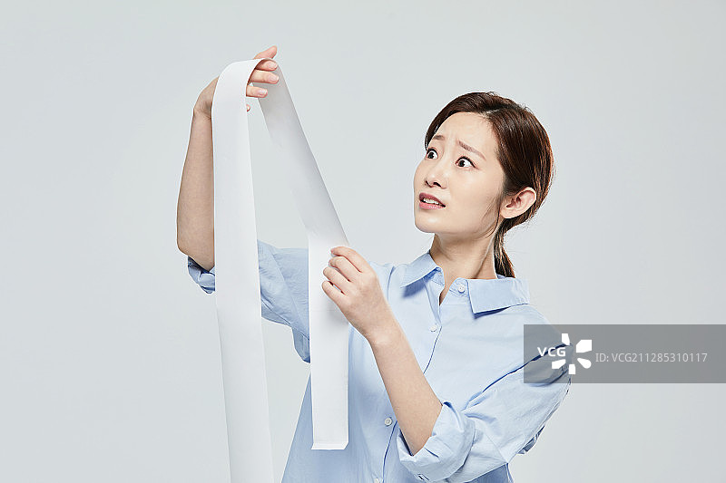 过度消费，抑郁，账单，女人，惊讶，担心，后悔图片素材