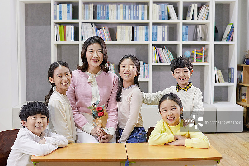 儿童，教室，学校生活，教育，微笑，教师节，老师图片素材