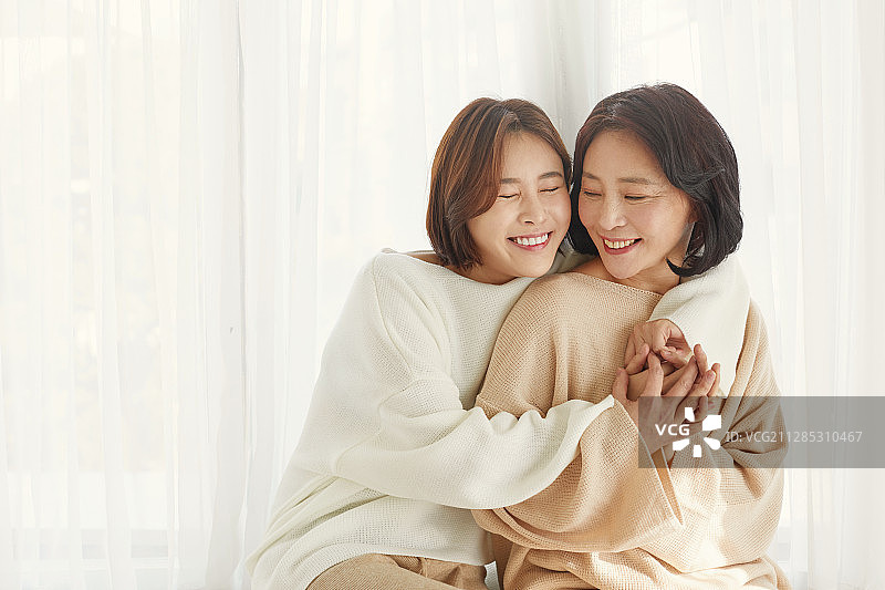 母女微笑拥抱图片素材