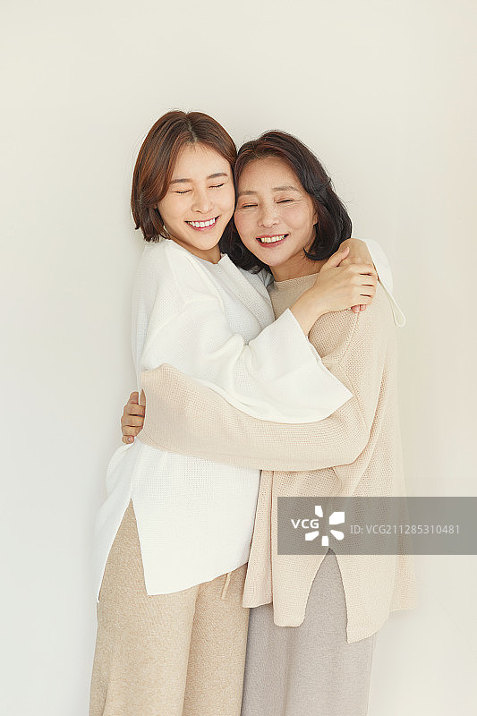母女微笑拥抱图片素材