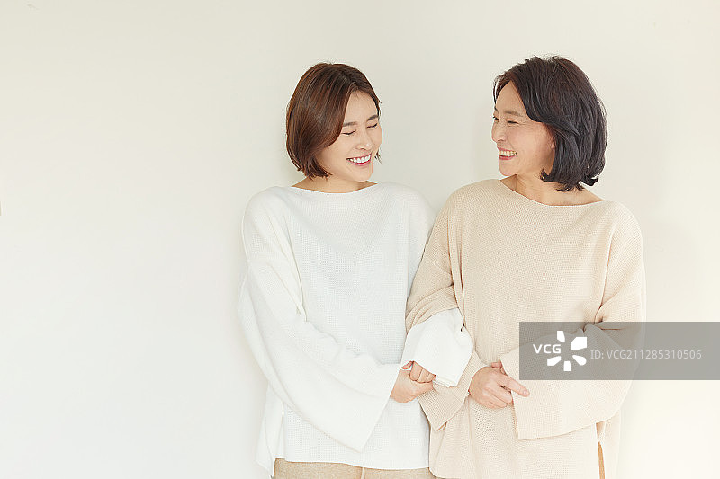 母亲、女儿，幸福的交谈图片素材