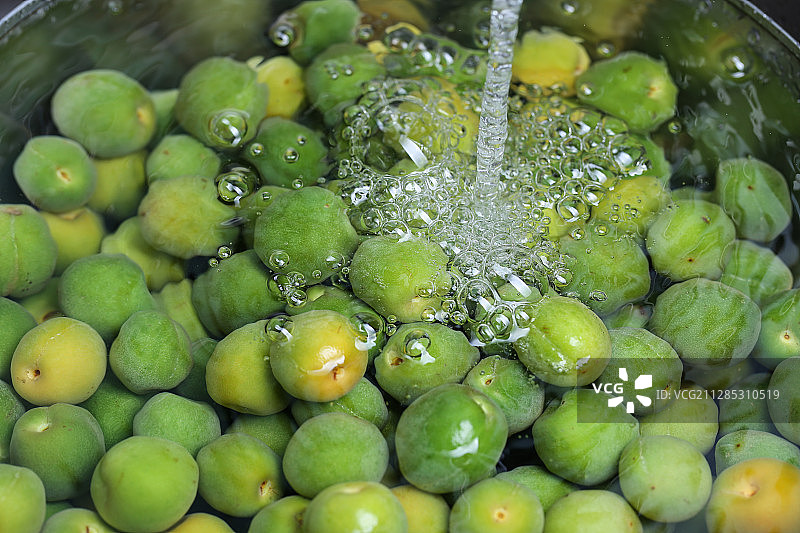 泡在水里的青梅图片素材