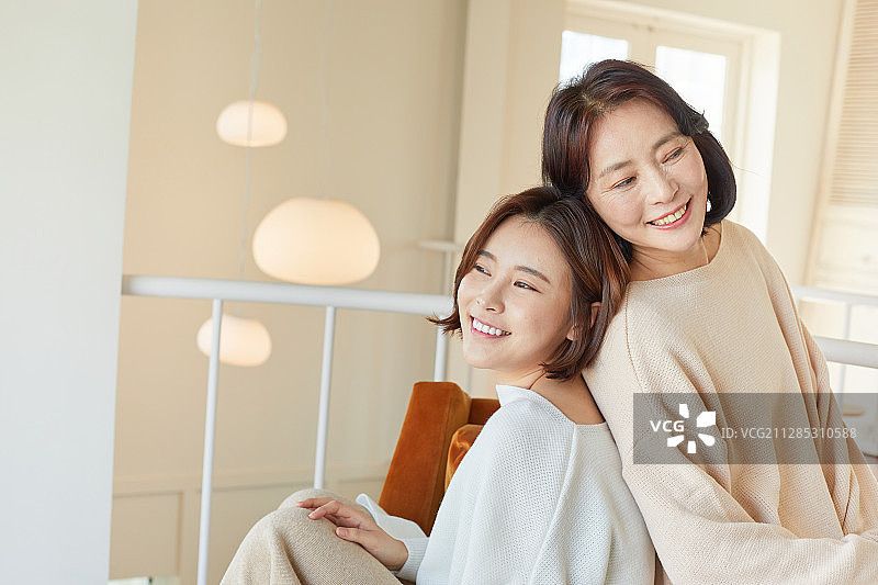 母亲和女儿的幸福微笑图片素材