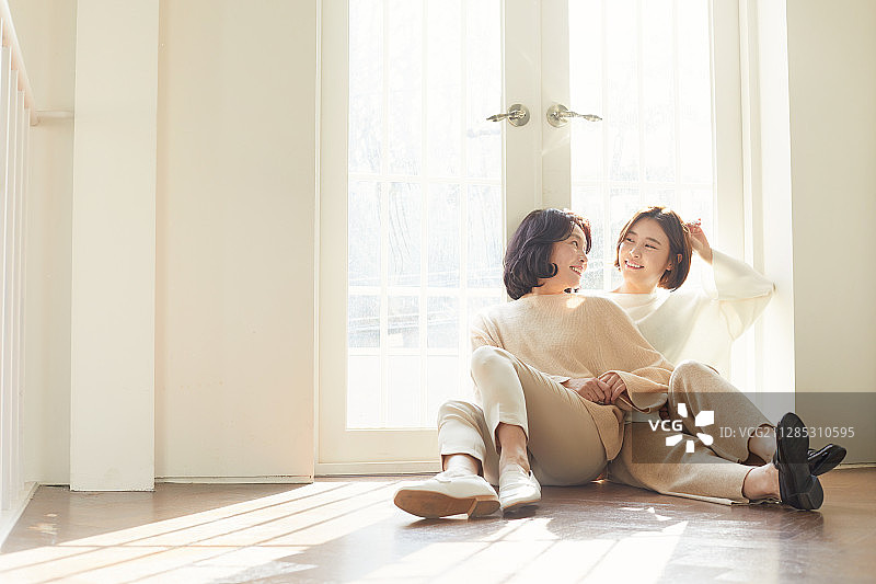 母亲、女儿的微笑与快乐交谈图片素材