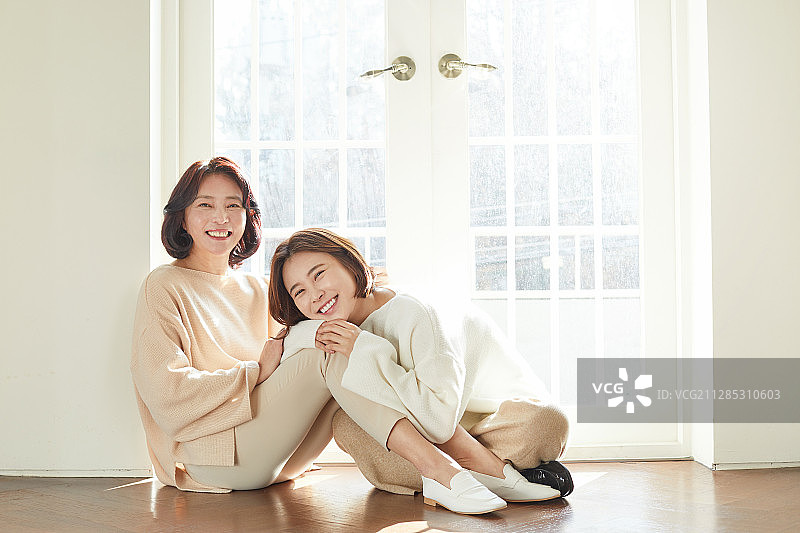 母亲和女儿的幸福微笑图片素材