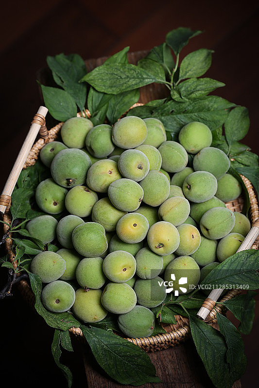 一筐复古风格的青梅图片素材