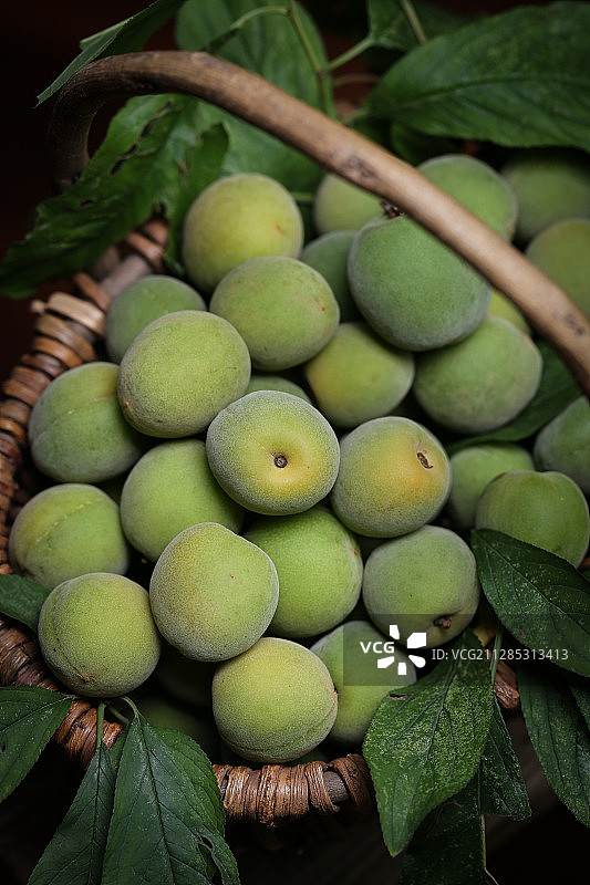 一筐复古风格的青梅图片素材