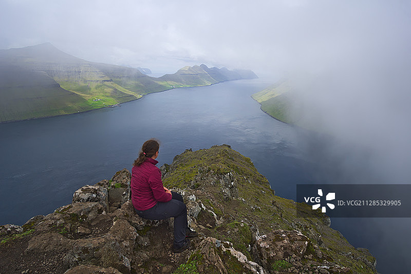 在迷雾笼罩的法罗群岛克拉克斯维克旅行的独立旅行者图片素材