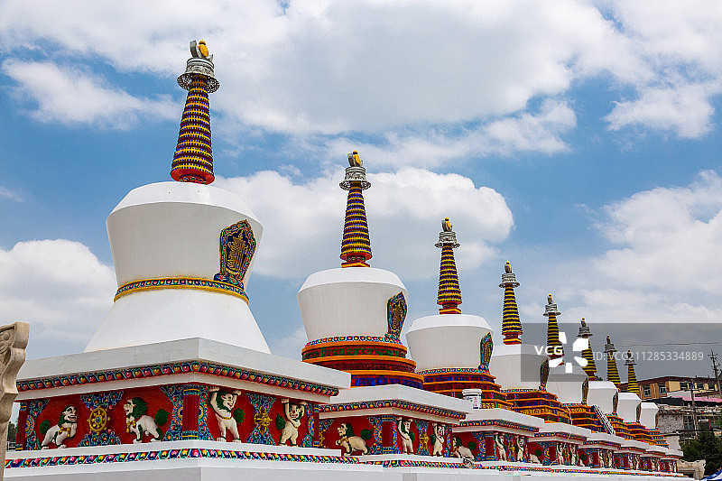 青海塔尔寺的佛塔图片素材